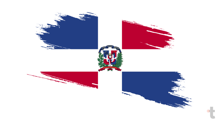 Bandeira da República Dominicana apresenta quatro quadrantes em azul e vermelho, separados por uma cruz branca; no centro está o brasão nacional com a Bíblia aberta, refletindo fé, liberdade e pátria