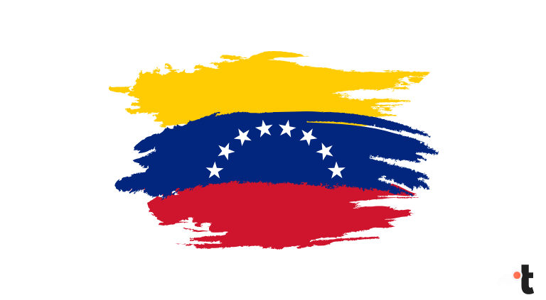 A bandeira traz três faixas horizontais em amarelo, azul e vermelho, com estrelas brancas ao centro, simbolizando riqueza, coragem e liberdade